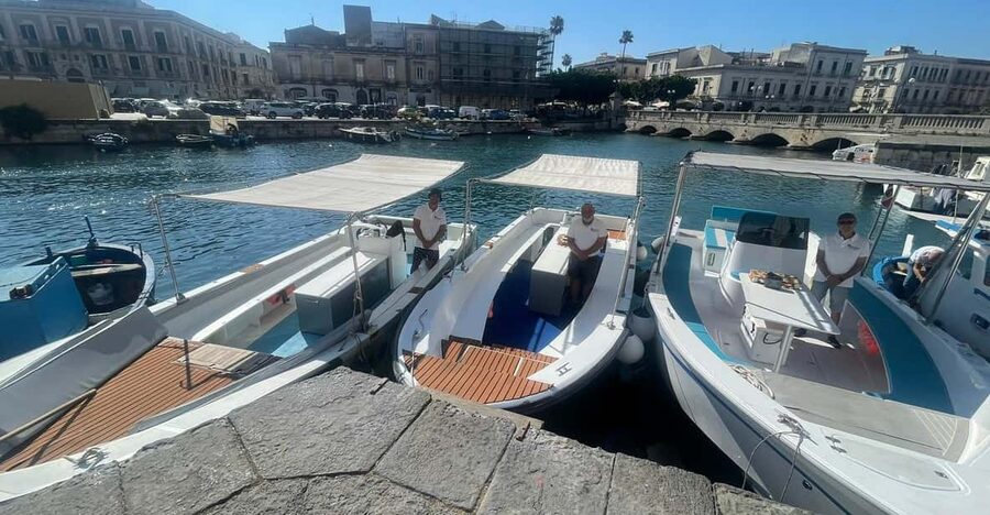 2.5-HOUR BOAT TOUR ORTIGIA+SEA CAVES+PILLIRINA+FRUIT DRINK - Arethusa Spring and the second swim stop
