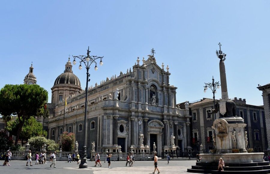 2 hours guided tour of Catania - Piazza San Francesco and Piazza Università