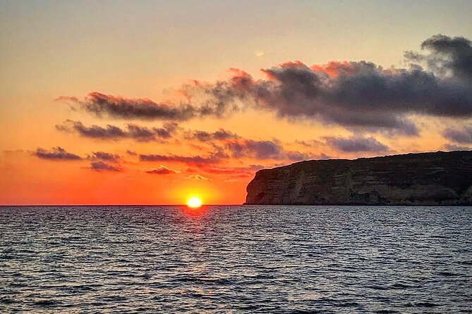 3-Hour Dolphin watching at sunset with aperitif - The family atmosphere on board