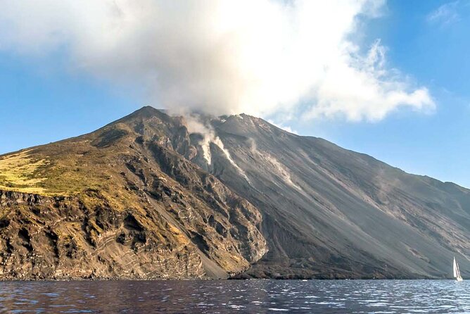 Aeolian Islands - Sailing week with skipper and assistant - A full week through the Aeolian Islands