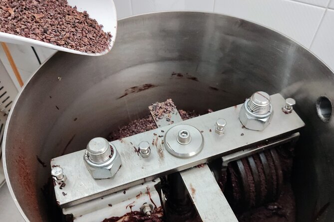 Become a chocolatier for a day, in Modica raw chocolate - What the strongest praise tells you
