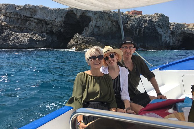 Boat tour of Ortigia Island and sea caves - What the scenery adds to a Siracusa visit