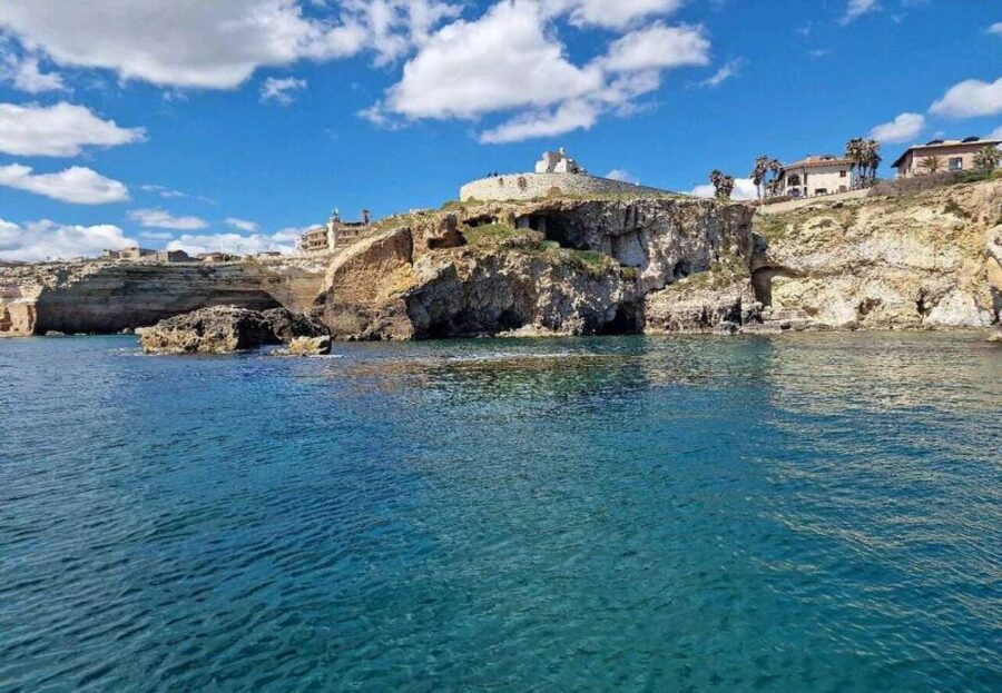 Boat tour of the island of Ortigia and the sea caves - Why Ortigia looks different from the water