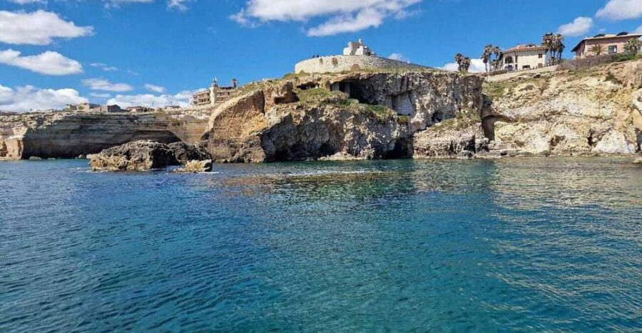 Boat tour of the island of Ortigia and the sea caves - Starting at the Umbertino Bridge