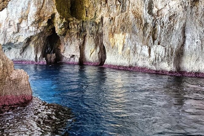 Boat tour Pillirina, sea caves Syracuse and Ortigia - Seeing Ortigia from the southern tip