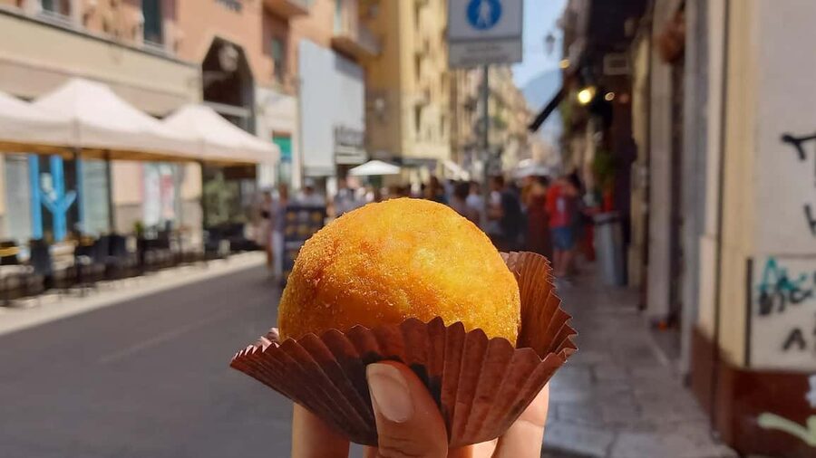 Catania: Street Food Guided Walking Tour - Piazza dell’Università and the slower middle of the walk