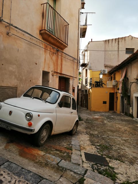 Cefalù: History and Legends Guided Walking Tour - The opening viewpoint and Cefalù’s narrow streets