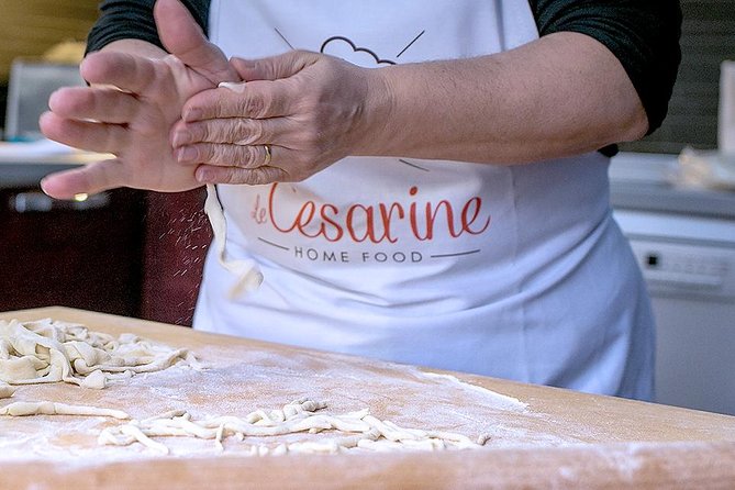 Cesarine: Market Tour & Home Cooking Class in Catania - What the private format changes