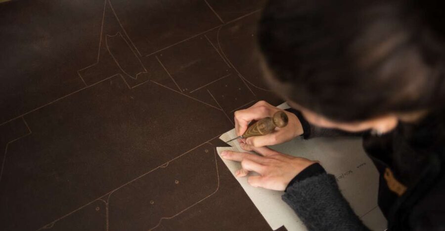 Design and Craft with Leather in Palermo - Choosing between a wallet, keychain, and card case