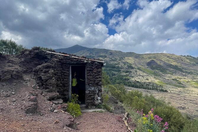 E-bike excursion on Etna - A two-hour route with stops, stories, and changing views
