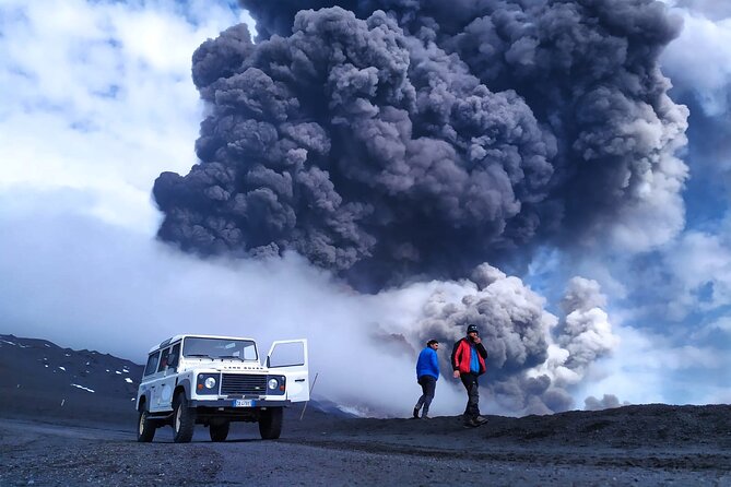 Etna excursion 3000 meters with 4x4 cable car and Trekking - The return route through volcanic sand
