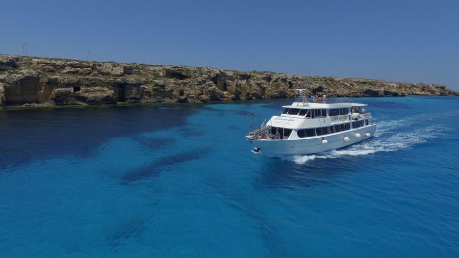 From Trapani: Favignana and Levanzo Motorboat Cruise - What the Italian-language format means
