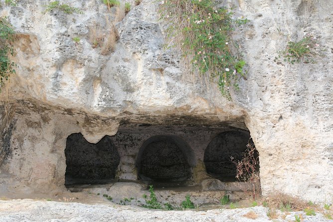 Group guided tour of the archaeological park of Neapolis - Why a guide helps at Neapolis