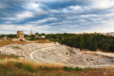 Group guided tour of the archaeological park of Neapolis