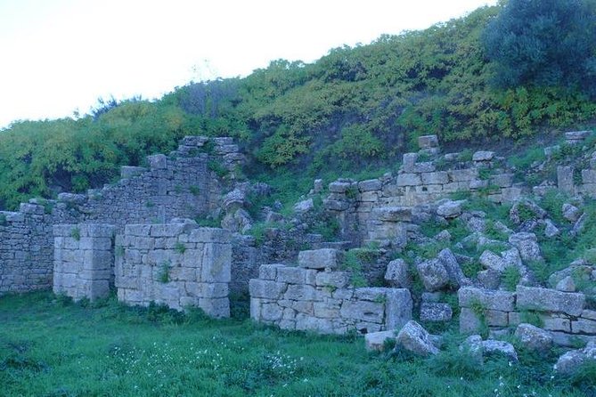 Guided Tour in Morgantina. Visit Morgantina. - The private group format and its real value