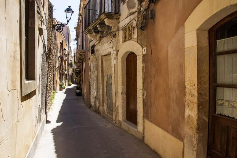 Guided tour of Ortigia with Fish Street Food at the market - Why this Ortigia walk works well