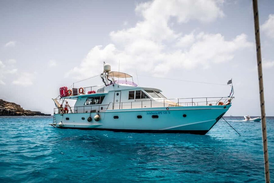 Lampedusa: Yacht excursion, swimming stops and typical lunch - Tabaccara and the first swim