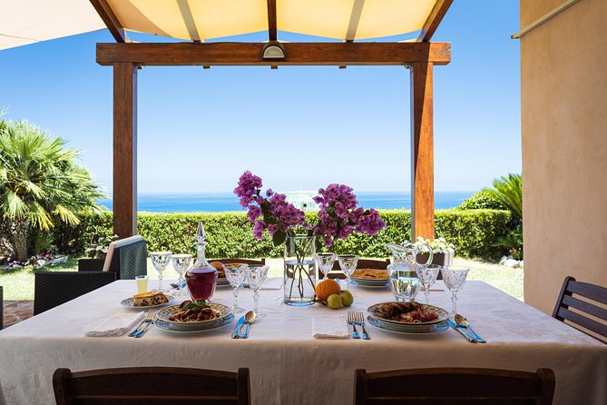 Lunch or dinner and cooking demo at a local home in Cefalù - Four courses and the rhythm of the meal