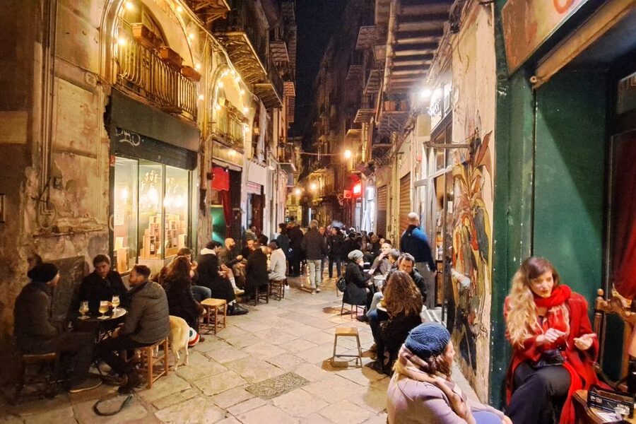 Napoli tour: alla scoperta del centro storico - Dracula, Caravaggio, and Pino Daniele in the opening stories