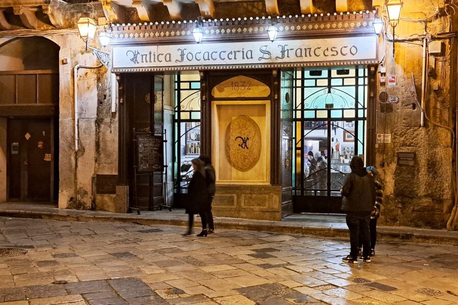 Napoli tour: alla scoperta del centro storico - Via Duomo and the chapel of San Gennaro