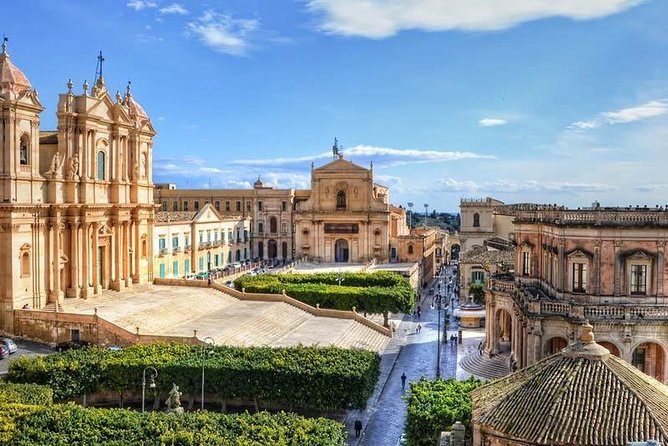 Noto Private Tour from Syracuse with sicilian "Arancino" - Entering Noto through Porta Reale