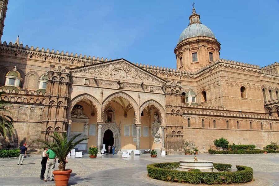 Palermo: City & Palazzo dei Normanni Guided Walking Tour - From Saint Dominic to the Vucciria Market
