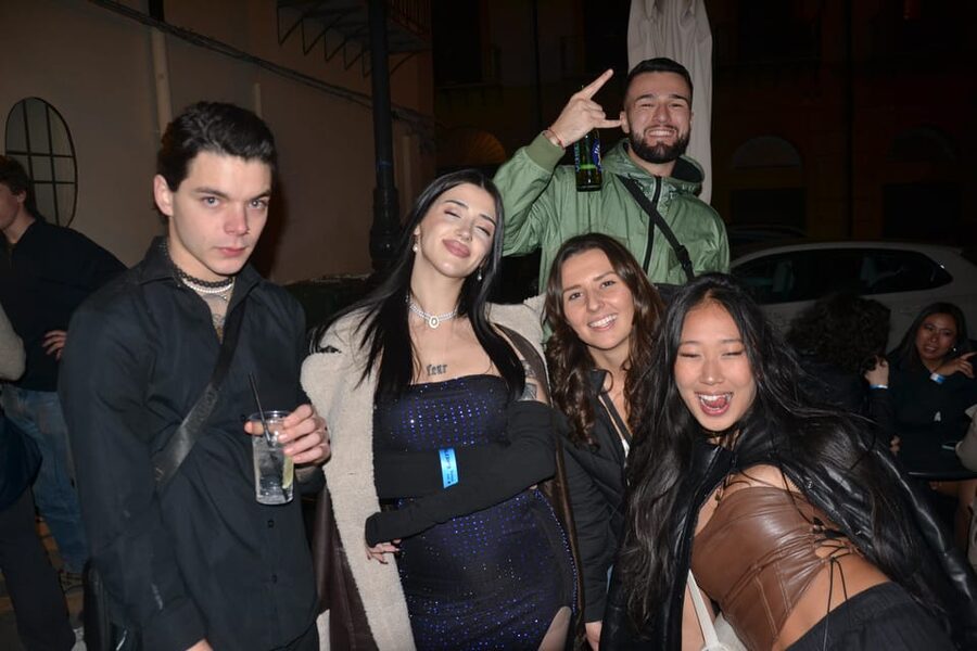 Palermo: Guided Bar Crawl with Shots and Discounts on Drinks - Walking through Palermo after dark