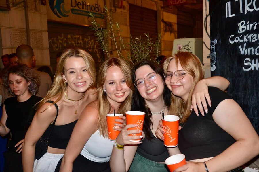 Palermo: Guided Bar Crawl with Shots and Discounts on Drinks - What the guides add to the night