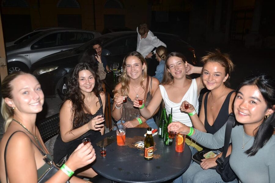 Palermo: Guided Bar Crawl with Shots and Discounts on Drinks - The real value of the $20 price