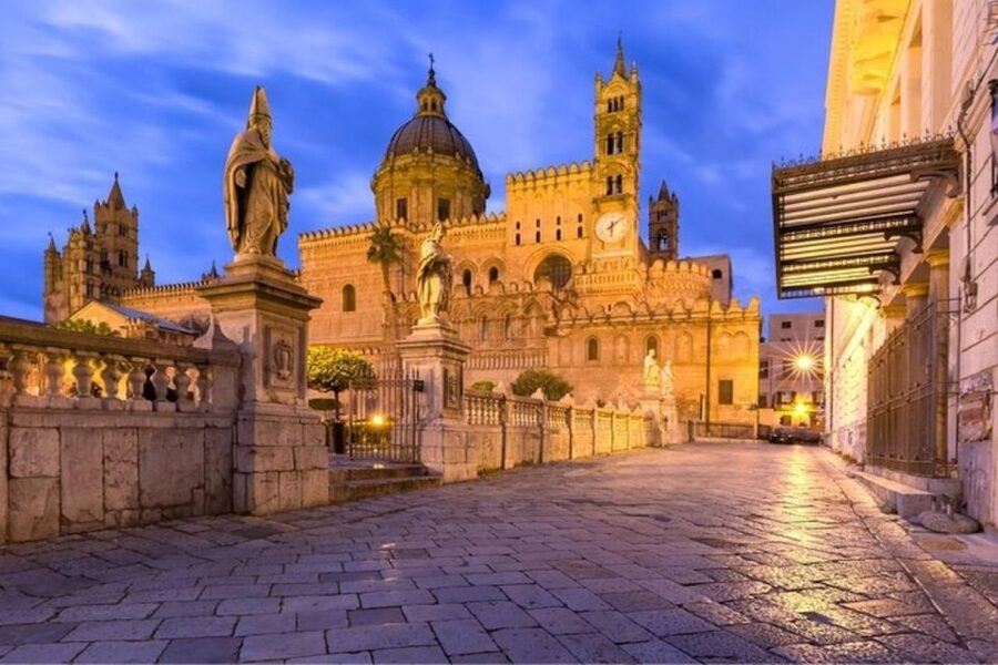 Palermo : Historic Markets & monuments Walking Tour - Fontana Pretoria and Palermo’s theatrical stonework