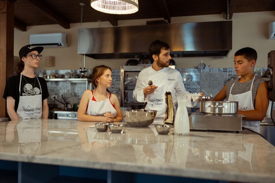 Palermo: Pizza and Gelato Cooking Class with Dinner and Wine - Learning Palermo pizza at Via Volturno
