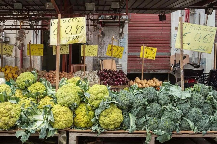 Palermo: Street Food Tour in Ballarò and Vucciria Markets - Alessandro Morreale’s guiding style