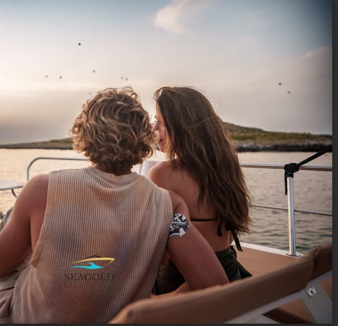 Palermo : Tour condiviso in barca con Aperitivo e Snorkeling - The boat, crew, and onboard comfort