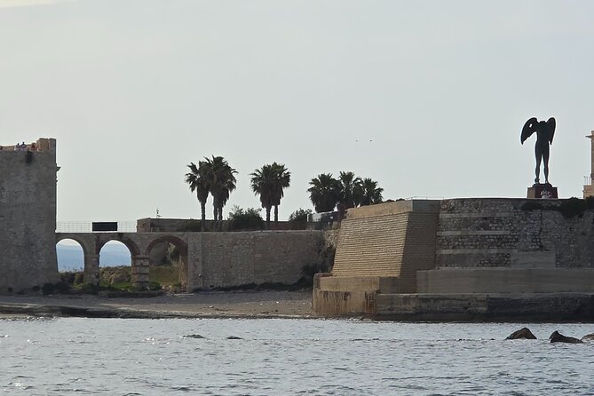Private boat tour of the island of Ortigia and the sea caves - Entering the Syracuse sea caves