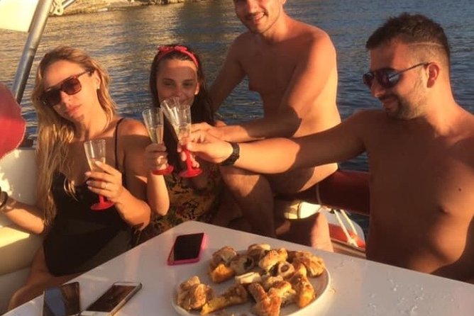 Private boat tour with prosecco and fresh fruit - Passing under the bridges and through the small port