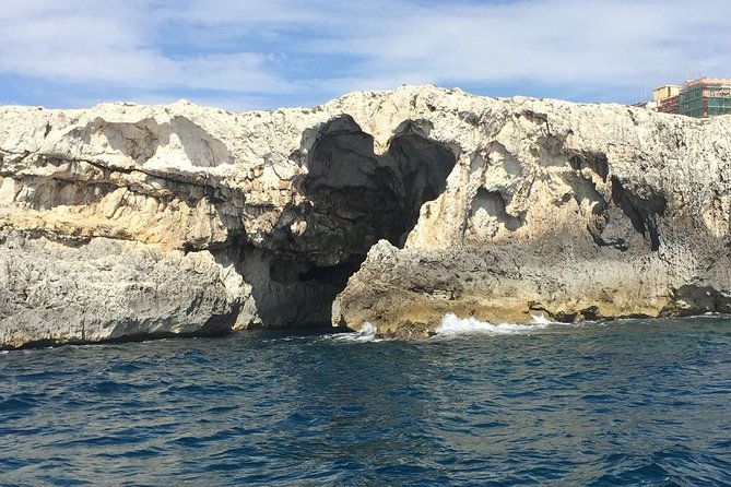 Private tour - Entering the sea caves