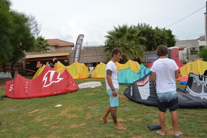 Semi-private kitesurfing course for beginners - Learning kitesurfing at the Stagnone lagoon