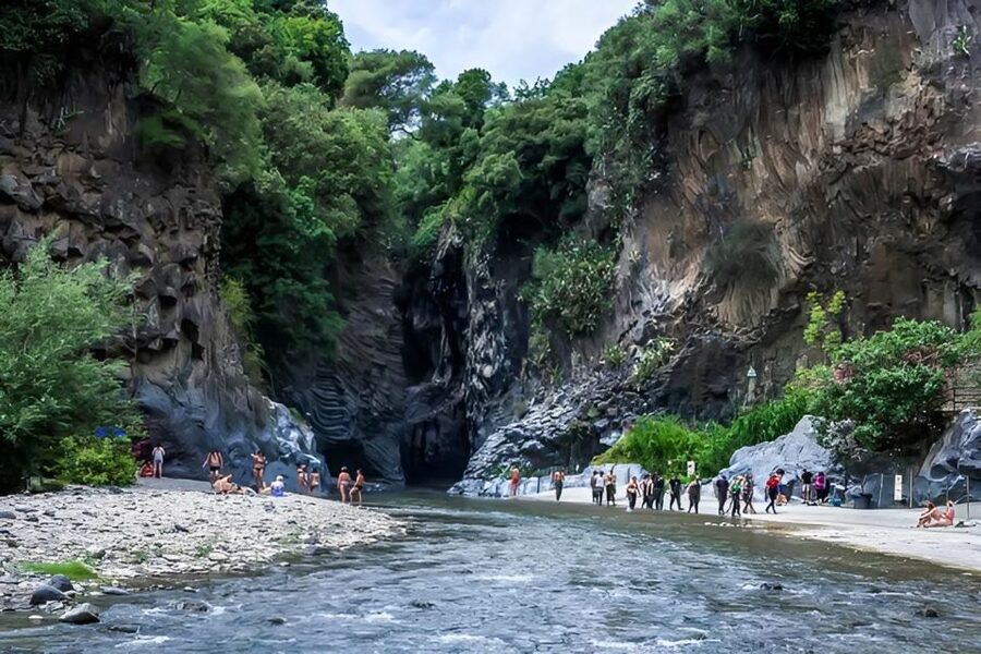 Sicily: Etna and Alcantara Gorges Full-Day Tour with Lunch - Alcantara changes the mood completely