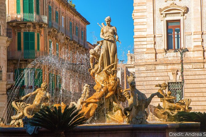 Sicily: See & Do the Classic Route in 7 Days, 1st Class Tour - Day 5: Syracuse on foot through 2,700 years