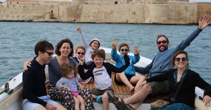 siracusa boat tour with visit to sea caves and ortigiaisland - Arethusa Spring and Maniace Castle from the water