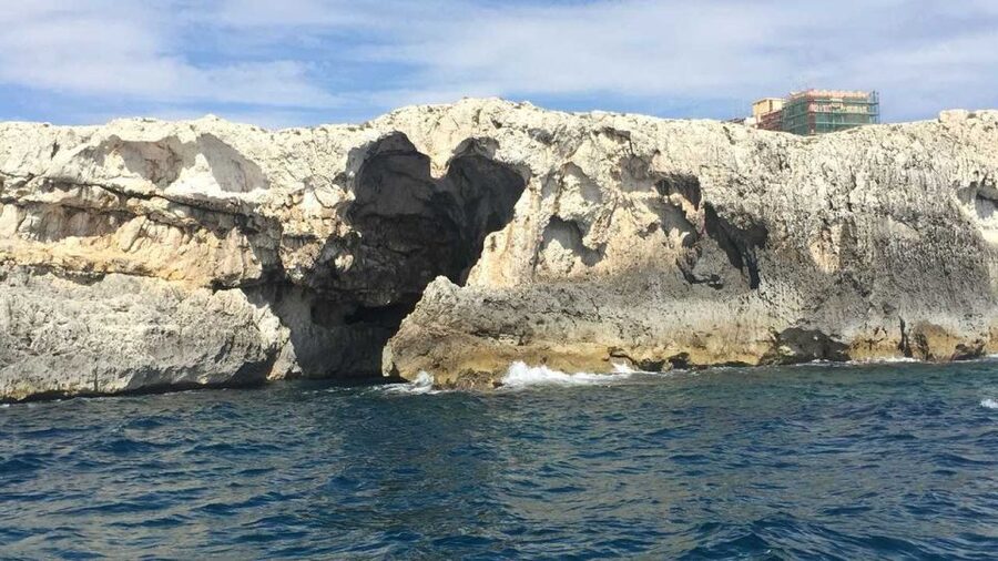 Siracusa: Ortygia Island Boat Tour with Grotto Visit - Entering Syracuse’s sea caves