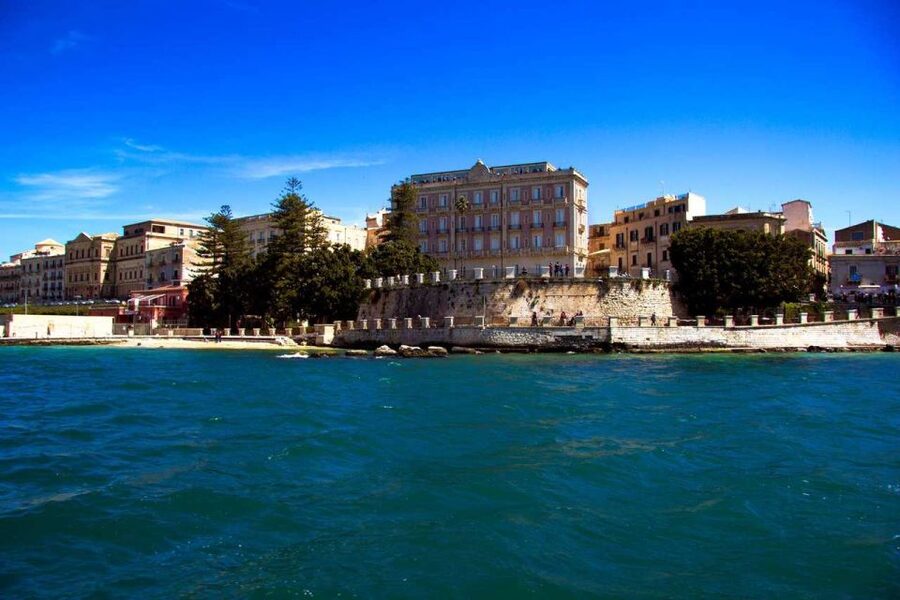 Siracusa: Ortygia Island Boat Tour with Grotto Visit - What the skipper adds