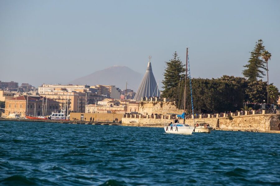 Siracusa: Ortygia Island Boat Tour with Grotto Visit - Group boat or private ride