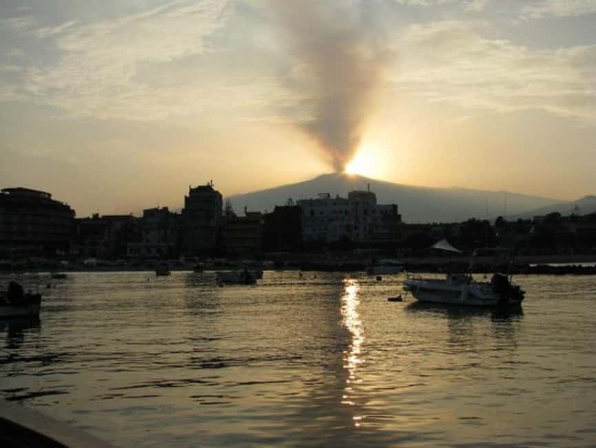 Sunset tour in search of dolphins with aperitif - What to pack for the boat