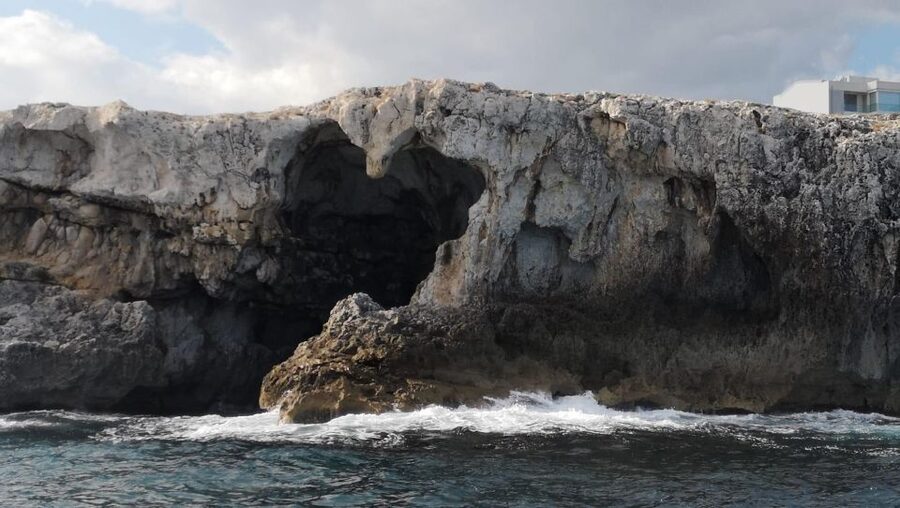 Syracuse: Boat tour Ortigia island,seacaves and Explanations - Starting beside the Ortigia canal