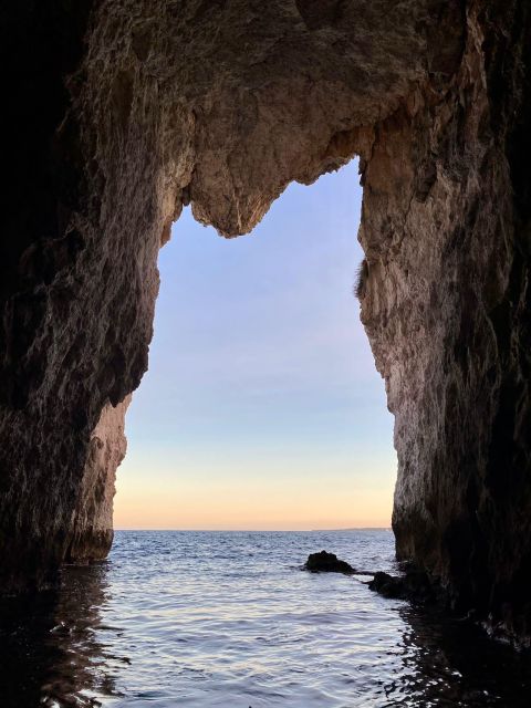 Syracuse: Boat tour Ortigia island,seacaves and Explanations - Under Umberto I Bridge and through the harbor