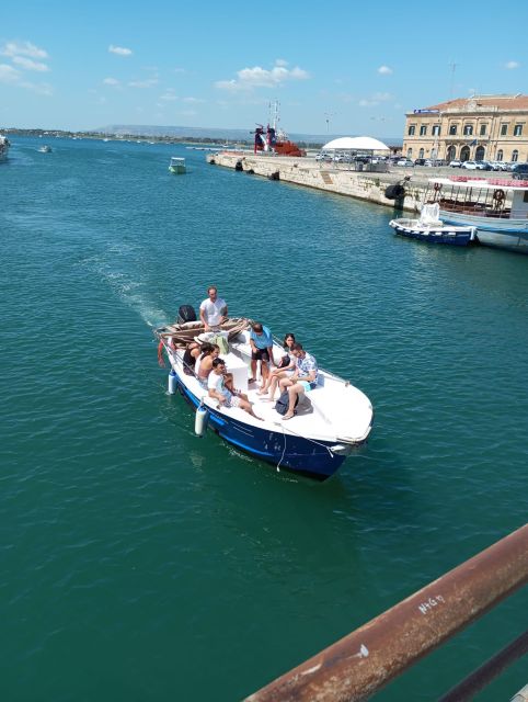 Syracuse: Boat tour Ortigia island,seacaves and Explanations - Entering the caves near Syracuse