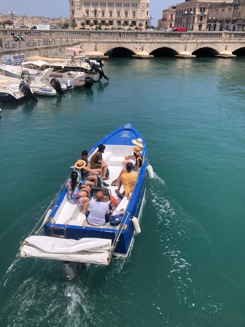 Syracuse:Boat tour Ortigia,Pillirina and seacaves - Sea caves and the coast toward Pillirina