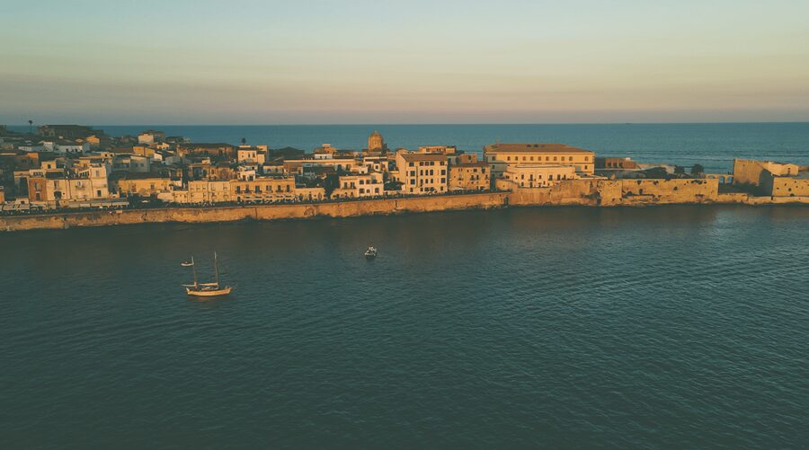 Syracuse: Boat tour with aperitif - The swim stop in clear Syracuse water