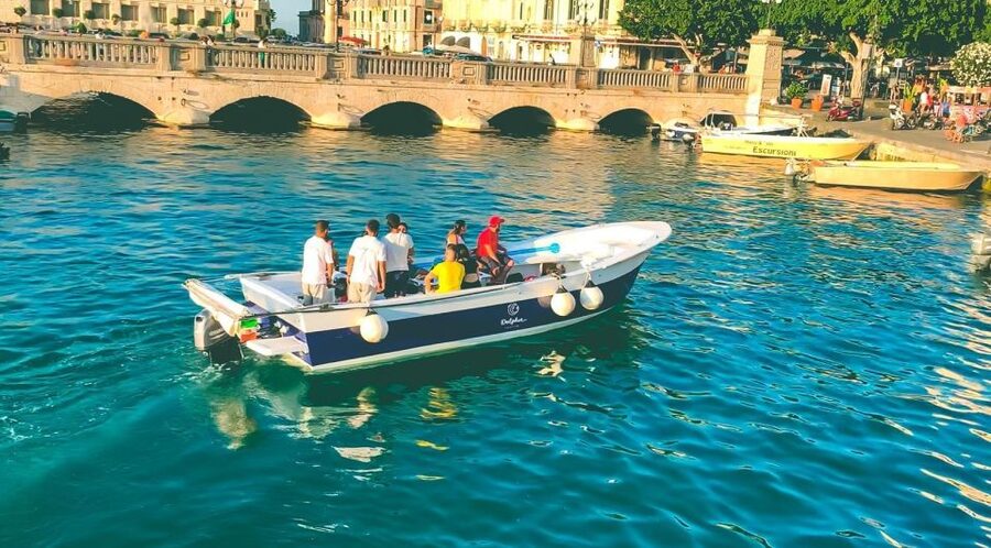 Syracuse: Boat tour with aperitif - Comfort, shade, and the feel on board
